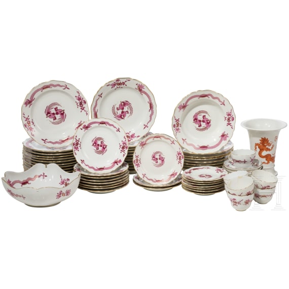 64-Serviceteile "lila Drache" und 1 Vase "roter Drache", Meissen, gr&ouml;&szlig;tenteils bis 1934 und sp&auml;ter