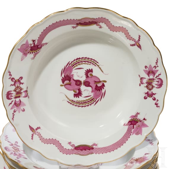 64-Serviceteile "lila Drache" und 1 Vase "roter Drache", Meissen, gr&ouml;&szlig;tenteils bis 1934 und sp&auml;ter