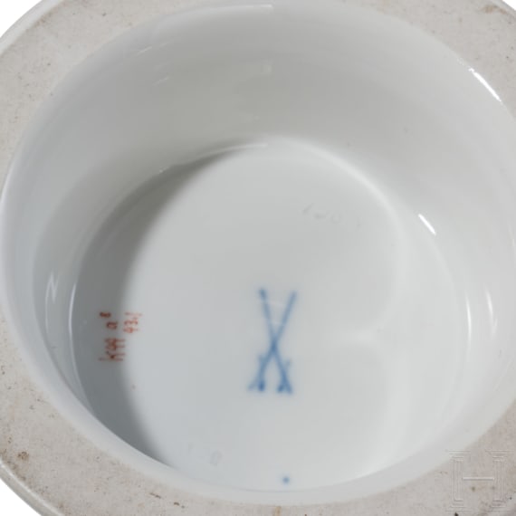 64-Serviceteile "lila Drache" und 1 Vase "roter Drache", Meissen, gr&ouml;&szlig;tenteils bis 1934 und sp&auml;ter