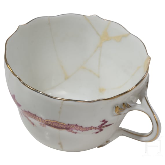 64-Serviceteile "lila Drache" und 1 Vase "roter Drache", Meissen, gr&ouml;&szlig;tenteils bis 1934 und sp&auml;ter