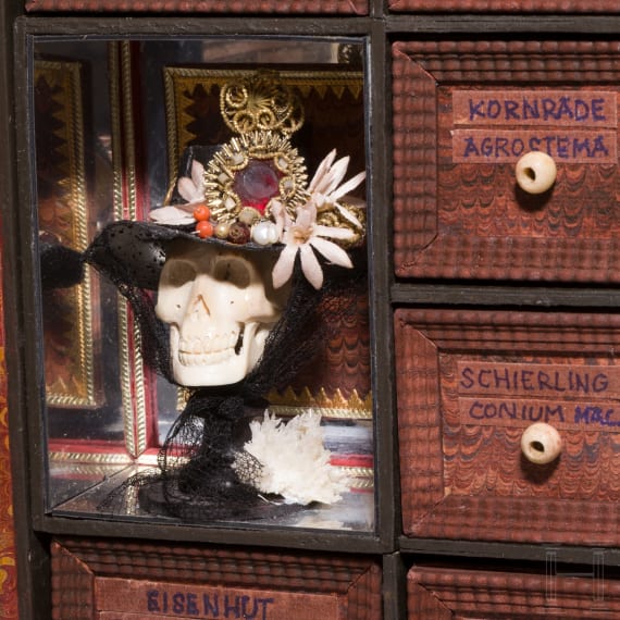 Giftapotheke als Buchattrappe mit Totenkopfminiatur