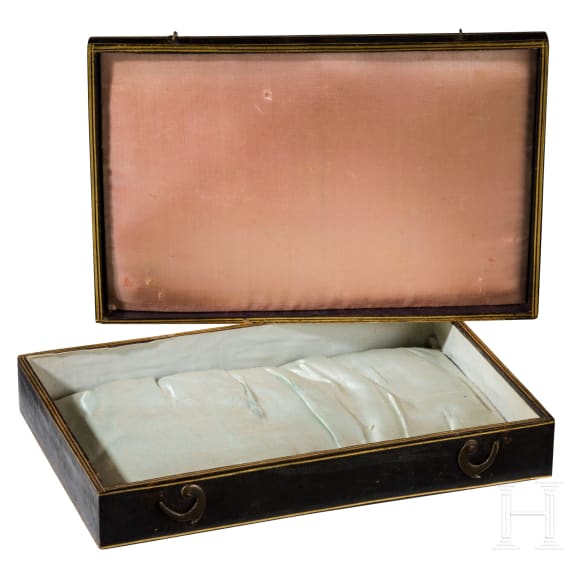 Lederbezogenes K&auml;stchen mit Augsburger Emailleplakette des 17. Jh., um 1800