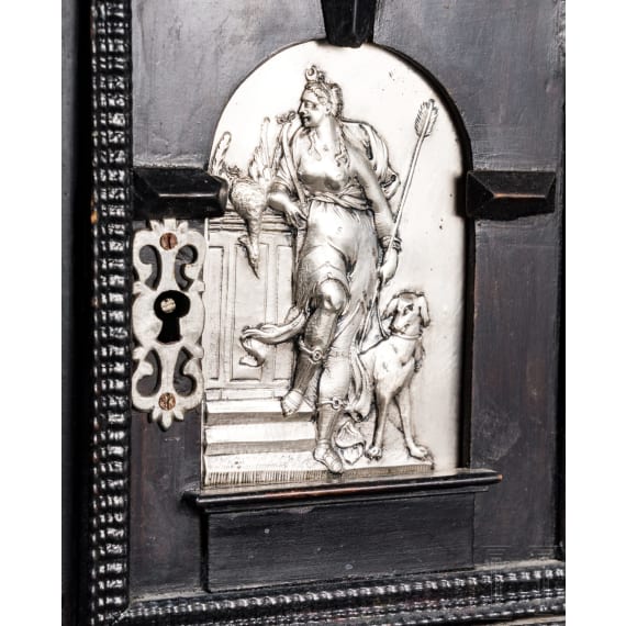 Kabinett mit silbernen jagdlichen Reliefs, s&uuml;ddeutsch, wohl Augsburg, Mitte 17. Jhdt.