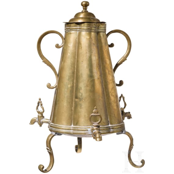 Kranenkanne und Beckenschl&auml;gersch&uuml;ssel aus Messing, norddeutsch, 18. Jh.