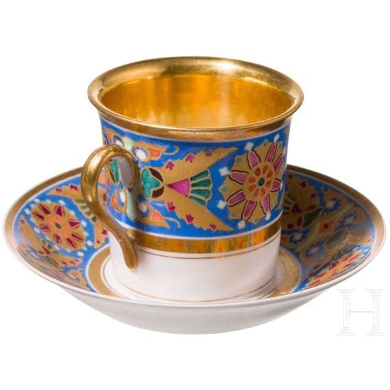 Tasse mit Untertasse aus dem gotischen Service, Russland, Kaiserliche Porzellanmanufaktur, Periode Alexander III (1881 bis 1894), datiert 1890