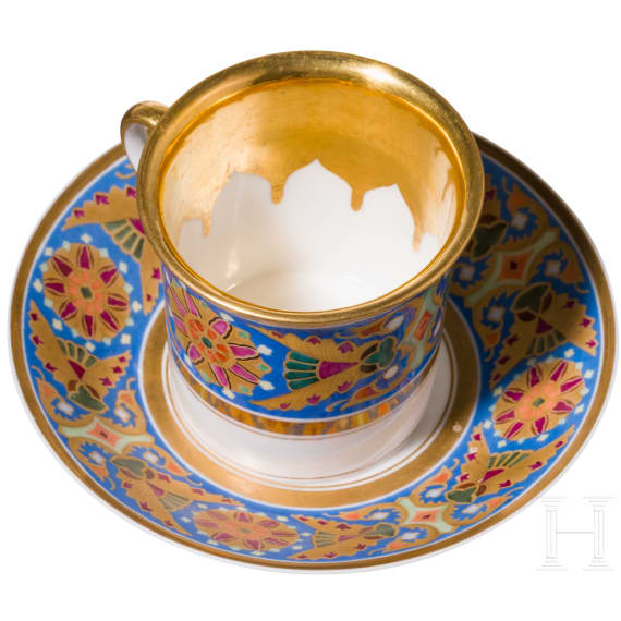 Tasse mit Untertasse aus dem gotischen Service, Russland, Kaiserliche Porzellanmanufaktur, Periode Alexander III (1881 bis 1894), datiert 1890