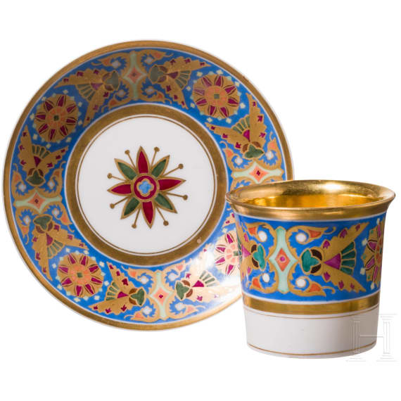 Tasse mit Untertasse aus dem gotischen Service, Russland, Kaiserliche Porzellanmanufaktur, Periode Alexander III (1881 bis 1894), datiert 1890