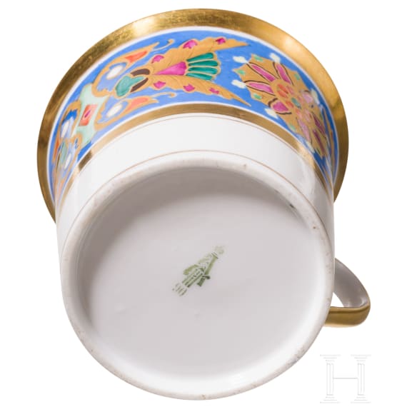 Tasse mit Untertasse aus dem gotischen Service, Russland, Kaiserliche Porzellanmanufaktur, Periode Alexander III (1881 bis 1894), datiert 1890