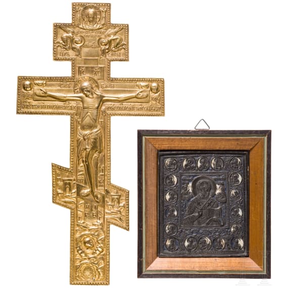 Vergoldetes Bronzekruzifix und Bronzeikone mit dem Heiligen Nikolaus von Myra, Russland, sp&auml;tes 19. Jhdt.