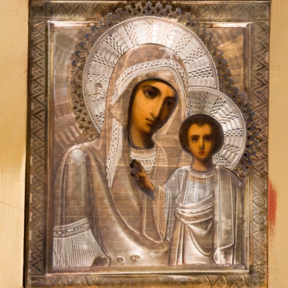 Kleine Ikone mit der Gottesmutter von Kasan mit Silberoklad und Kiot, Russland, um 1900 (Ikone), Moskau, 1908-1917 (Oklad)