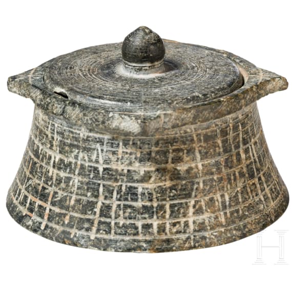 Sumerische Pyxis aus Chlorit mit Ritzverzierung, 2. Jtsd. v. Chr.
