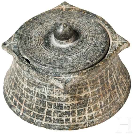 Sumerische Pyxis aus Chlorit mit Ritzverzierung, 2. Jtsd. v. Chr.