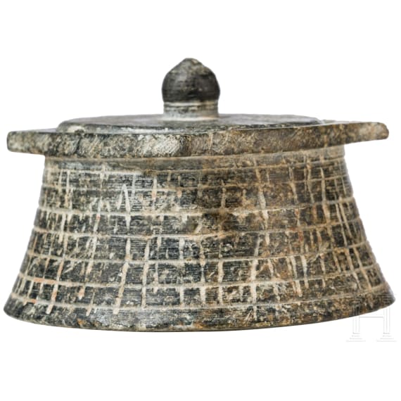 Sumerische Pyxis aus Chlorit mit Ritzverzierung, 2. Jtsd. v. Chr.