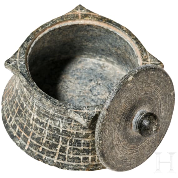 Sumerische Pyxis aus Chlorit mit Ritzverzierung, 2. Jtsd. v. Chr.