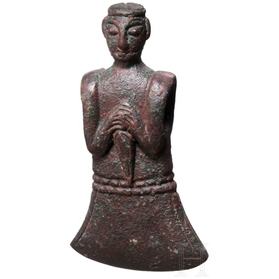 Kultaxt aus Bronze mit Darstellung eines W&uuml;rdentr&auml;gers mit Dolch, sp&auml;te Bronzezeit des &ouml;stlichen Vorderasiens, 13. - 11. Jhdt. v. Chr.