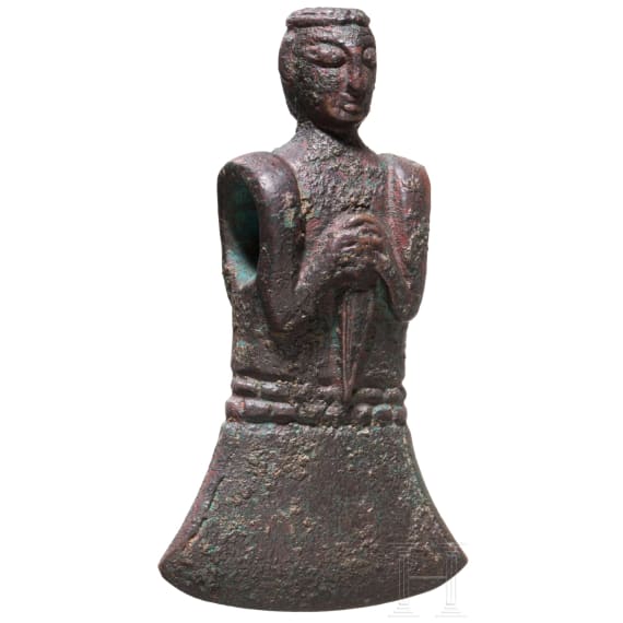 Kultaxt aus Bronze mit Darstellung eines W&uuml;rdentr&auml;gers mit Dolch, sp&auml;te Bronzezeit des &ouml;stlichen Vorderasiens, 13. - 11. Jhdt. v. Chr.