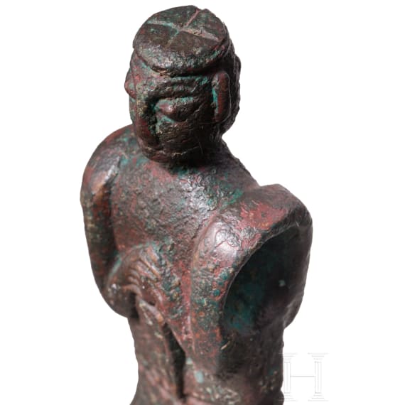 Kultaxt aus Bronze mit Darstellung eines W&uuml;rdentr&auml;gers mit Dolch, sp&auml;te Bronzezeit des &ouml;stlichen Vorderasiens, 13. - 11. Jhdt. v. Chr.