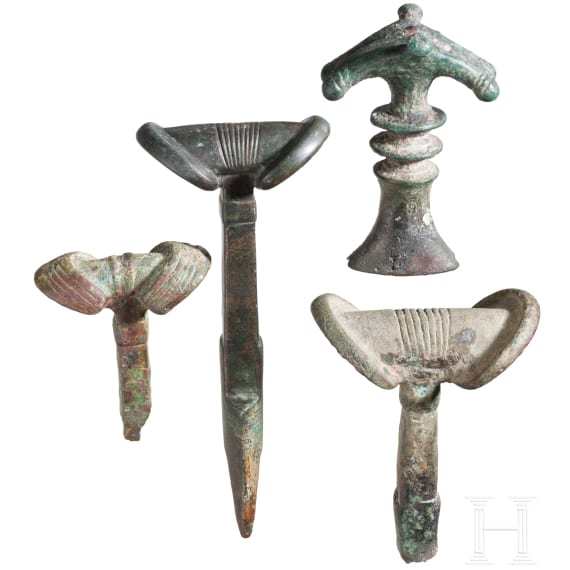 Vier Kn&auml;ufe von Bronzeschwertern, Zagros-Gebirge und angrenzende Regionen, um 1000 v. Chr.