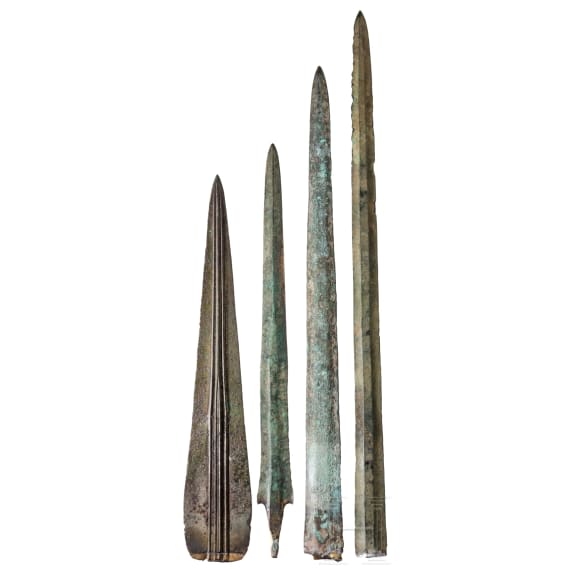 Vier bronzene Klingen von Schwertern der fr&uuml;hen Eisenzeit Vorderasiens, alle am oberen Ende angeschliffen, um 1000 v. Chr.