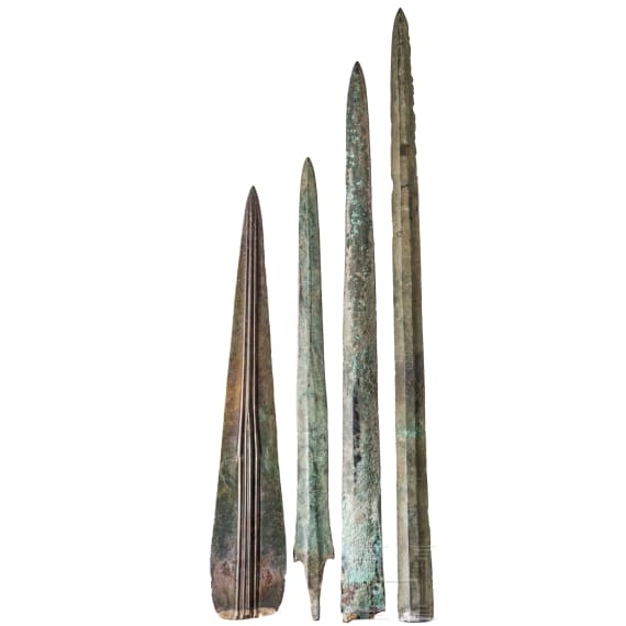 Vier bronzene Klingen von Schwertern der fr&uuml;hen Eisenzeit Vorderasiens, alle am oberen Ende angeschliffen, um 1000 v. Chr.