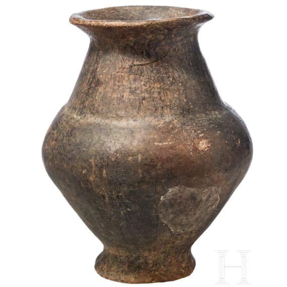 Bikonische Urne mit Kegelhals aus dunkelbraunem Impasto, Villanova-Kultur, 2. H&auml;lfte 8. Jhdt. v. Chr.