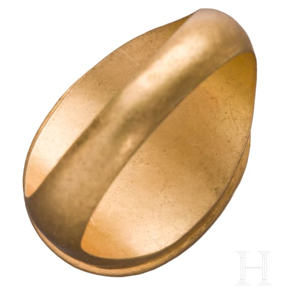 Late Hellenistic &ndash; Early Roman gold ring with a carnelian gemstone, 1st century B.C. - 1st century A.D.