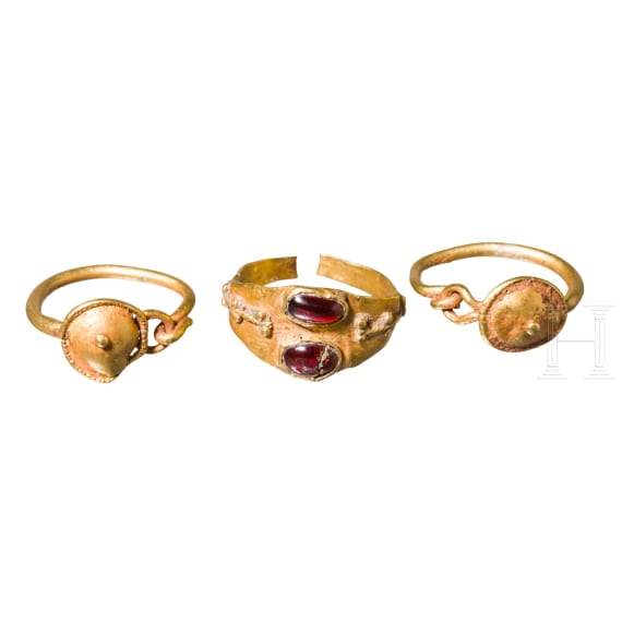 Paar Ohrringe und ein Fingerring mit zwei Cabochons und Granalien, r&ouml;misch, 3. Jhtd. n. Chr.