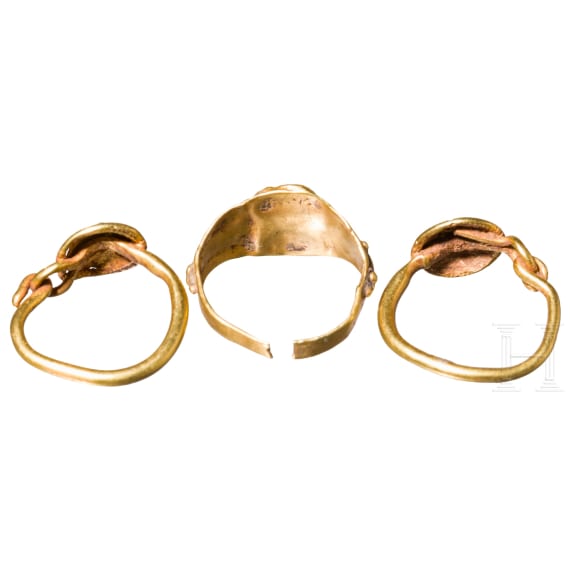 Paar Ohrringe und ein Fingerring mit zwei Cabochons und Granalien, r&ouml;misch, 3. Jhtd. n. Chr.