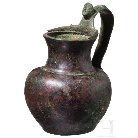 Bronzekrug mit plastisch verziertem Henkel, r&ouml;misch, 2. Jhdt. n. Chr.