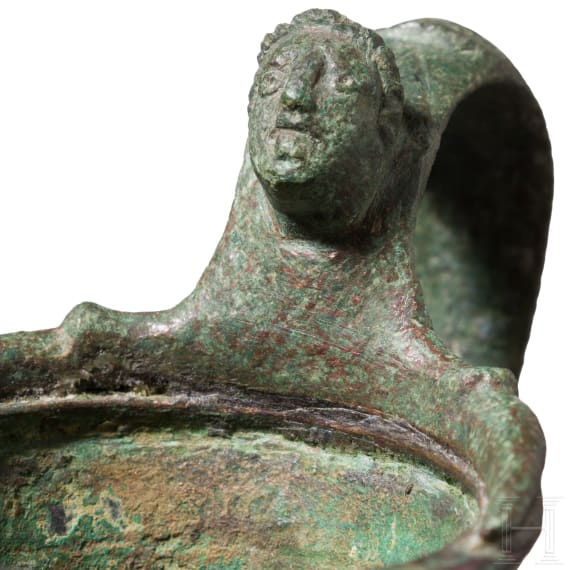 Bronzekrug mit plastisch verziertem Henkel, r&ouml;misch, 2. Jhdt. n. Chr.
