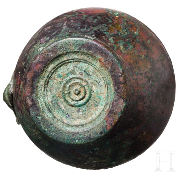 Bronzekrug mit plastisch verziertem Henkel, r&ouml;misch, 2. Jhdt. n. Chr.
