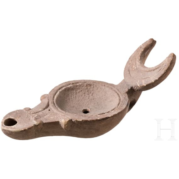 R&ouml;mische &Ouml;llampe aus Ton mit Lunula &uuml;ber Henkel, Typ Loeschke I C, 2. H&auml;lfte 1. Jhdt. n. Chr.