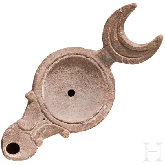 R&ouml;mische &Ouml;llampe aus Ton mit Lunula &uuml;ber Henkel, Typ Loeschke I C, 2. H&auml;lfte 1. Jhdt. n. Chr.