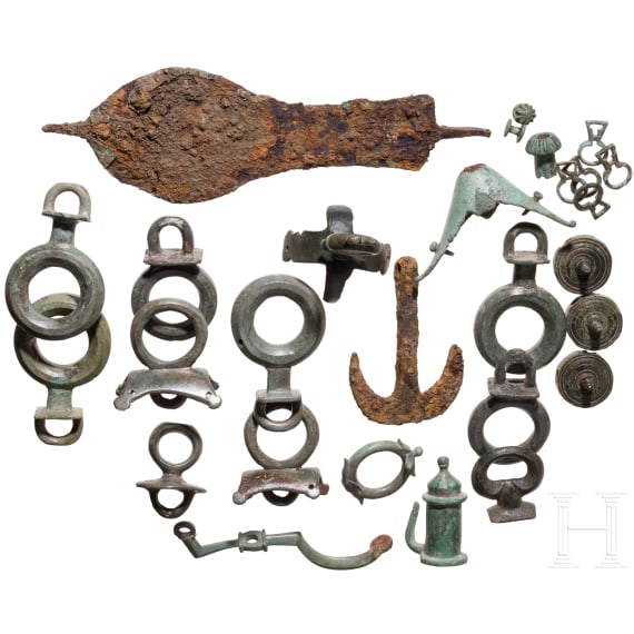 28 Beschl&auml;ge von Joch und Schirrung eines Gespanns und ein Wagenkastenbeschlag, r&ouml;misch, 2. - 3. Jhdt. n. Chr.