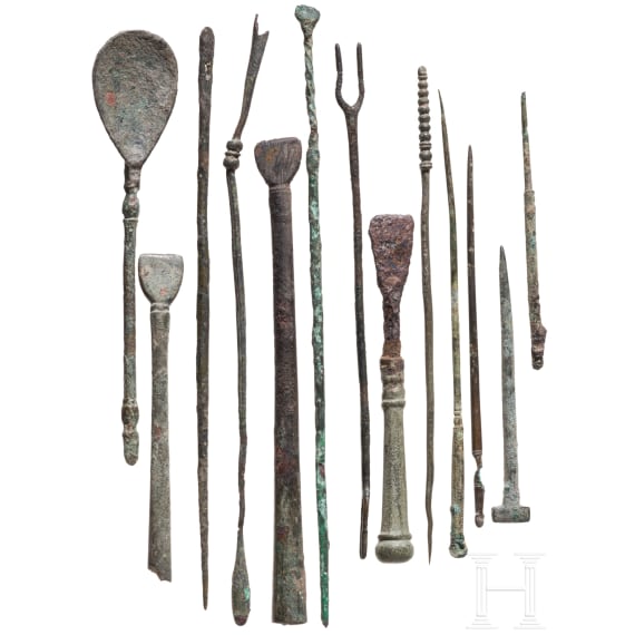 Dreizehn kosmetische und medizinische Ger&auml;te aus Bronze, r&ouml;misch, 1. - 3. Jhdt. n. Chr.
