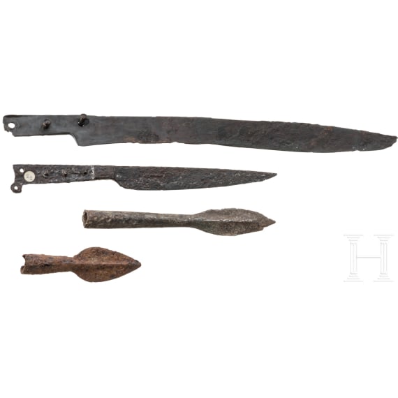 One-sided sword, knife and two pike tips, 16th century.