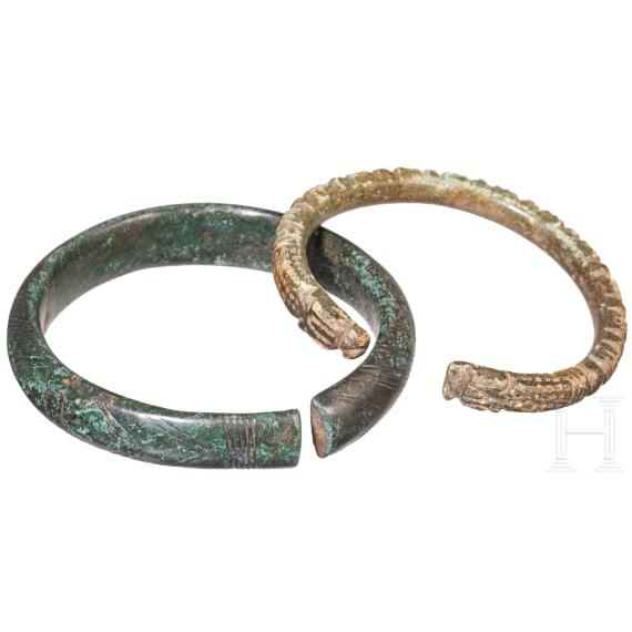 Zwei Armringe aus Bronze, Hallstattzeit und sp&auml;tr&ouml;misch, 8. Jhdt. v. Chr. und 4. Jhdt. n. Chr.