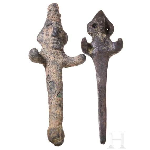 12 antike, meist fig&uuml;rliche Metallartefakte und ein fig&uuml;rliches Glasfragment, 2. H&auml;lfte 2. Jtsd. v. Chr. - 13. Jhdt. n. Chr.