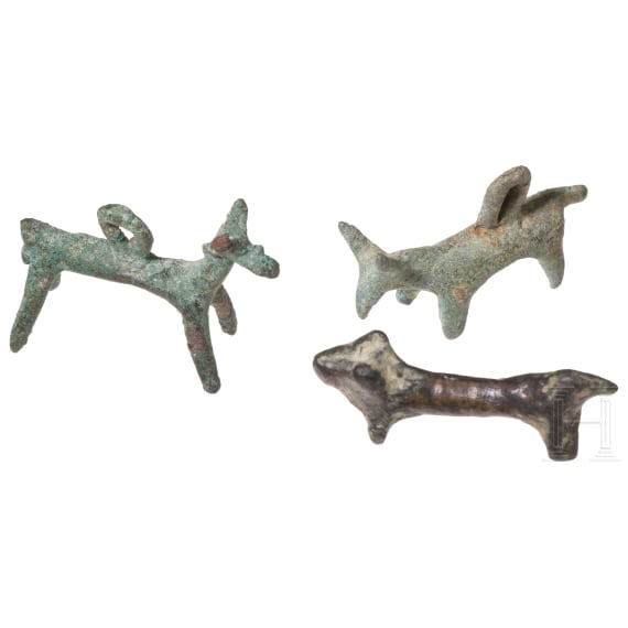 12 antike, meist fig&uuml;rliche Metallartefakte und ein fig&uuml;rliches Glasfragment, 2. H&auml;lfte 2. Jtsd. v. Chr. - 13. Jhdt. n. Chr.