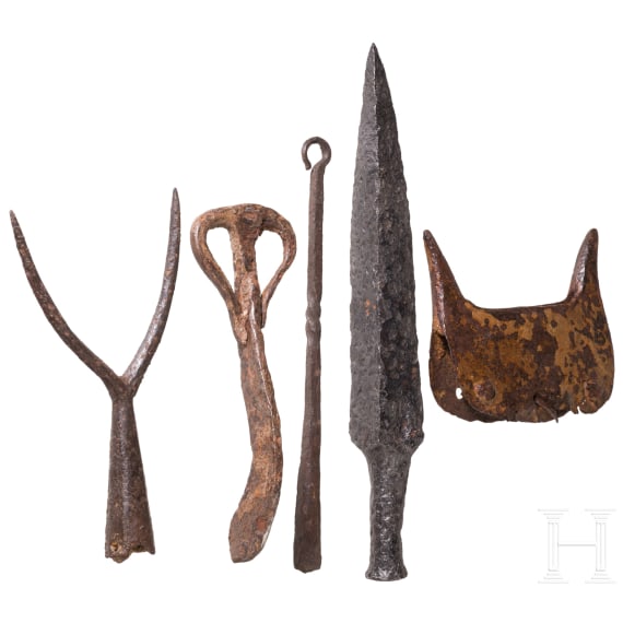F&uuml;nf mittelalterliche und neuzeitliche Eisenobjekte: u. a. Amboss, zweizinkige Gabel, Haken, 10. - 17. Jhdt.