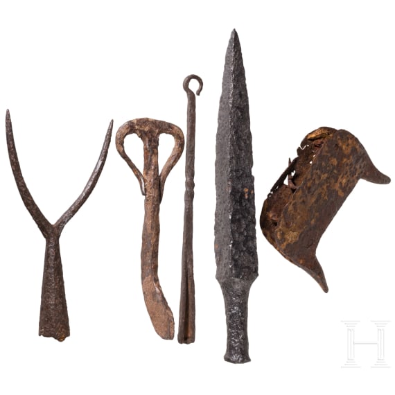 F&uuml;nf mittelalterliche und neuzeitliche Eisenobjekte: u. a. Amboss, zweizinkige Gabel, Haken, 10. - 17. Jhdt.