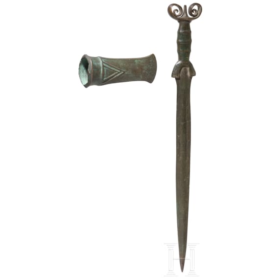 Drei hochwertige Kopien antiker Bronzen: T&uuml;llenbeil, Antennenschwert, urart&auml;ischer Bronzeg&uuml;rtel, um 1900