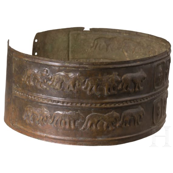 Drei hochwertige Kopien antiker Bronzen: T&uuml;llenbeil, Antennenschwert, urart&auml;ischer Bronzeg&uuml;rtel, um 1900