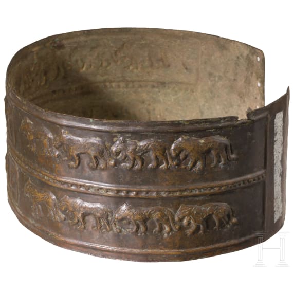 Drei hochwertige Kopien antiker Bronzen: T&uuml;llenbeil, Antennenschwert, urart&auml;ischer Bronzeg&uuml;rtel, um 1900