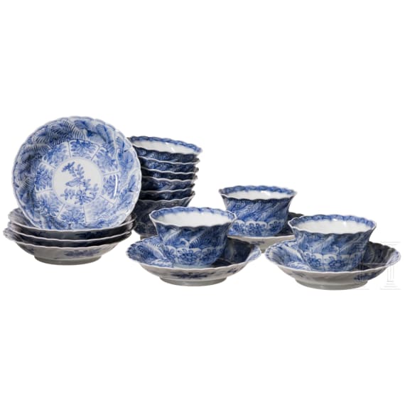 Set von neun blau-wei&szlig;en Tassen mit sieben Untertassen, China, Qing Dynastie
