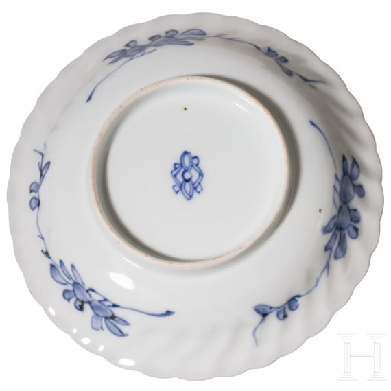 Set von neun blau-wei&szlig;en Tassen mit sieben Untertassen, China, Qing Dynastie