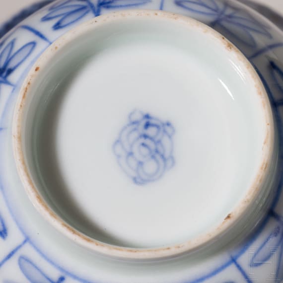 Set von neun blau-wei&szlig;en Tassen mit sieben Untertassen, China, Qing Dynastie
