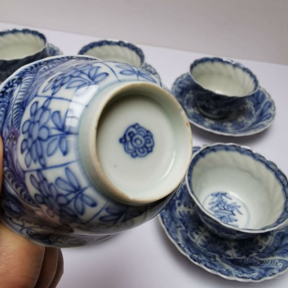 Set von neun blau-wei&szlig;en Tassen mit sieben Untertassen, China, Qing Dynastie