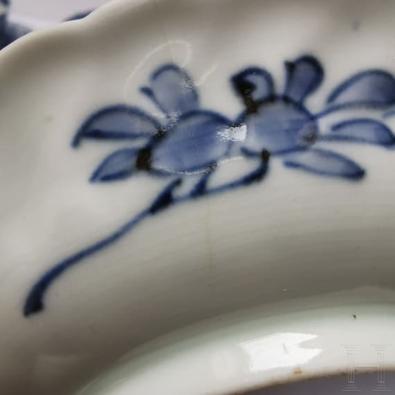 Set von neun blau-wei&szlig;en Tassen mit sieben Untertassen, China, Qing Dynastie