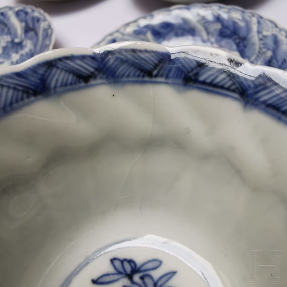 Set von neun blau-wei&szlig;en Tassen mit sieben Untertassen, China, Qing Dynastie